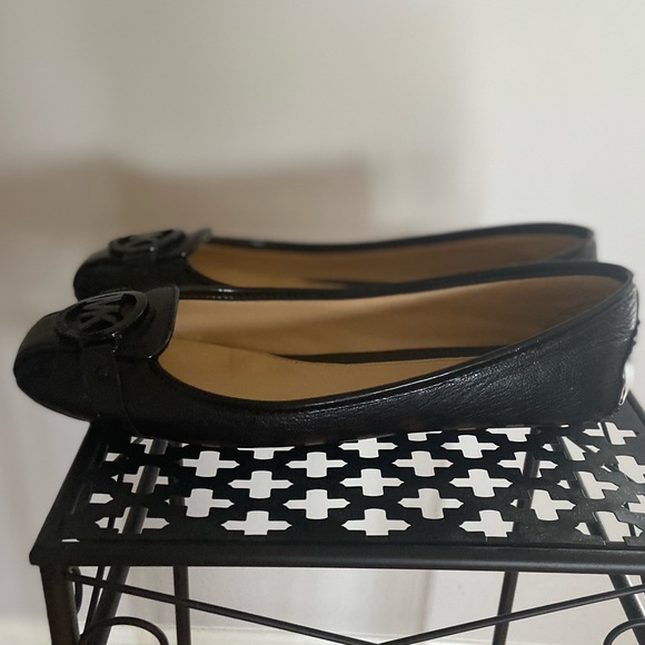 MICHAEL Michael Kors Black Flats. Size 8 - Picture 3 of 6